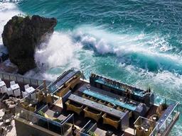 “파도가 집어 삼킬 것 같다” 아찔한 위치로 놀라게 한 호텔 사진