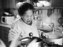 <strong>치매</strong> <strong>할머니</strong>는 인형 죄다 꿰맸다···손자 카메라가 알려준 사연