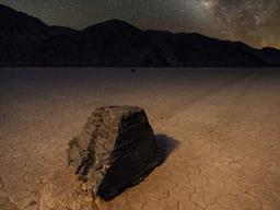 호수 바닥서 혼자 움직이는 ‘항해하는 돌’ 아시나요