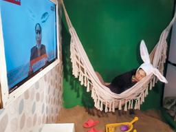 24시간 논스톱… 먹고 자는 모습까지 전시입니다