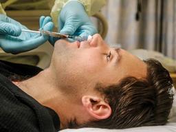 “나를 코로나에 감염시켜줘” 백신시험에 몸던진 1500명