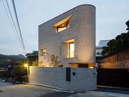 둥근 듯 날카로운… 30대 부부의 <strong>평창동</strong> 집