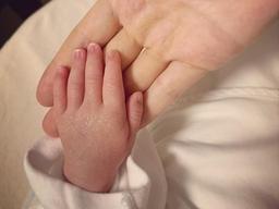 <strong>이윤지</strong>, 생후 14일된 라돌이와 하이파이브 "둘째는 신세계"