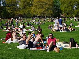 나들이 인파로 꽉 찬 뉴욕 센트럴파크… “대부분이 마스크 안 써”