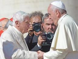 베네딕토 16세 前교황 "왜 나를 침묵시키려 하나"