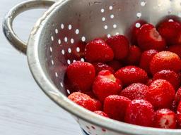 EWG 발표, 올해 <strong>농약</strong>잔류물 가장 많은 과채류는