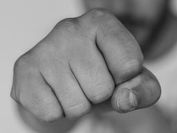 입주민에 맞아 코뼈 골절… 억울함 호소하던 경비원 ‘극단 선택’