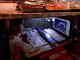 시장 바닥 공부방서 열공하는 中7세…그 모습이 착잡한 당국