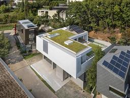 천창, 루버창, 마당… 틈 많은 60대 부부의 ‘<strong>홈</strong> <strong>오피스</strong>’