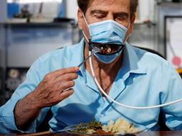 코로나에 음식 먹을 수 있는 마스크도 등장