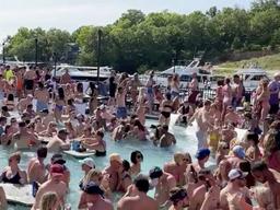 [서소문사진관] 코로나19 잊은 미국 현충일 연휴 인파, 수영장 <strong>파티</strong> 즐기는 젊은이들