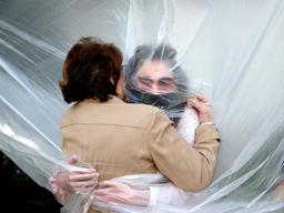 조금 더 가까이…‘코로나19 이산가족’ 뭉클한 재회 모아보니