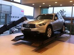 도산공원 사거리에서 멈춘 사람들…저 차 어떻게 저기 넣으셨나요?