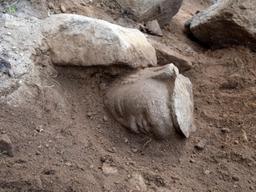 靑 미남석불 쌍둥이 '경주 남산 불상' 잃어버린 머리 찾았다