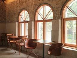 <strong>부장</strong>님 자리는 왜 창가지?