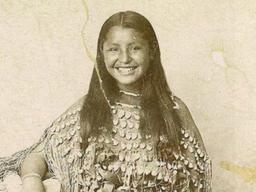 우리는 언제부터 <strong>사진</strong> 찍을 때 웃었을까?