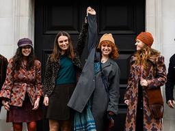 <strong>70년대</strong> ‘미스월드’ 대회에 통쾌한 펀치를 날리는 ‘미스 올바름’