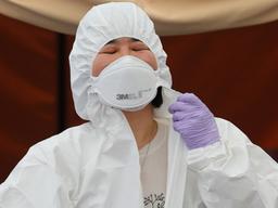 “텐트 앞 수백명 검사줄에 숨이 턱”…과로에 우울증까지