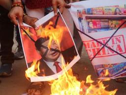 중국군과 인도군이 몽둥이를 들고 싸운 이유