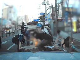 도로 위 '감당불가' 폐지 더미…시민들 나서자 순식간에 '말끔'