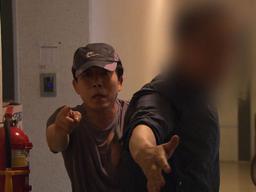 "XXX들아" <strong>대북전단</strong> 취재진에 주먹질…벽돌까지 던져