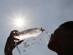 여름철 수분섭취 지나치면 ‘독’이 된다[양종구의 100세 시대 건강법]