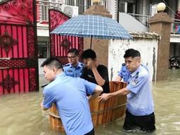 욕조로… 중장비로… 中 ‘수험생 수송작전’
