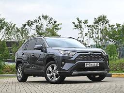 도심에서 더욱 돋보이는 존재, 토요타 <strong>RAV4</strong> 하이브리드 E-Four