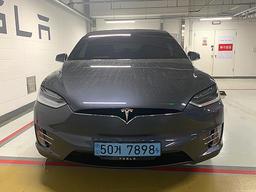 유아인 車 테슬라 '모델X' … 팔콘윙·전면<strong>유리</strong> 등 디자인 돋보여