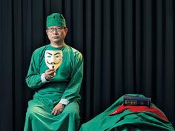 가면 벗고 유령수술 실명 고발 “인간은 고깃덩어리가 아닙니다”