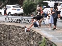 <strong>인증</strong><strong>사진</strong>이 뭐길래…가파른 절벽에 어린 아들 매단 中 아빠