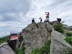 [현장에서] 다닥다닥 붙고, 울타리 넘고···국립공원 ‘막무가내 인증샷 몸살’