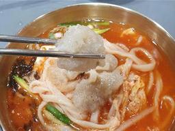 사골육수에 퐁당, 칼국수와 컬래버 …진화하는 옹심씨