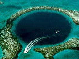 다이버의 천국이자 무덤…바닷속 푸른 동굴 ‘블루홀’ 미스터리