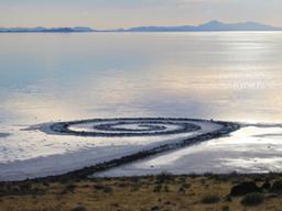 자연이 품어버린 ‘나선형 <strong>방파제</strong>’… 영원히 볼 수 없다 해도 ‘예술’로 남아