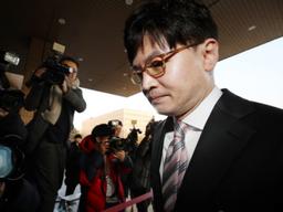 한동훈-수사팀장, 압수수색 중 몸싸움 “독직폭행”vs“물리적 방해”