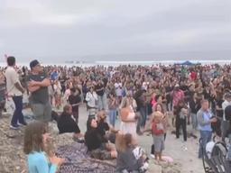 미, 수백 명 모여 '<strong>해변</strong> <strong>예배</strong>'… 또다시 집단감염 노출