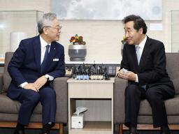 이재명 입열자 "<strong>메모</strong> 좀" 수첩 꺼낸 이낙연…대권 1,2위 20분 회동