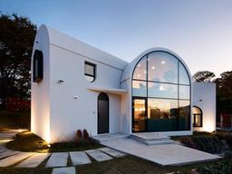 [집 공간 사람] 벽과 천장 허문 볼트…집 안팎의 경계를 허물다