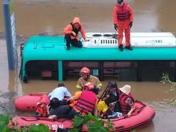 파주서 운행 중이던 시내버스 불어난 물에 잠겨…5명 <strong>구조</strong>