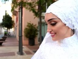 웨딩촬영 중 <strong>폭발</strong>…굉음 함께 날아간 베이루트 신부 "살았어요"