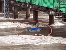 불어난 흙탕물에 맥없이 침몰… 배 3척 집어삼킨 수마(水魔)