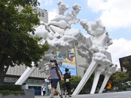 세계 유명작가 <strong>작품</strong> 터미널 광장에 가득... <strong>작품</strong> 가격만 1000억