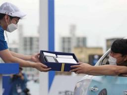 택시에서 <strong>갤럭시노트</strong><strong>20</strong> 받고…함성 대신 경적소리