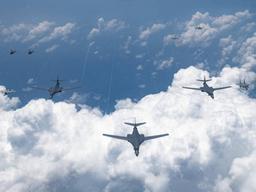 한미연합훈련 시작하자 미국 폭격기 6대 한반도 근해 떴다