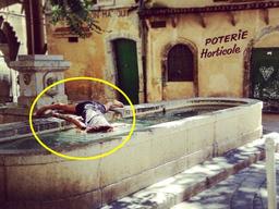 8년간 관광지에서 시체 샷만 찍은 여성... 이유는?