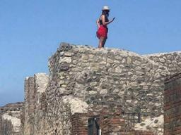 '셀카' 찍으려 2000년된 로마 유적에 오른 여성, 경찰 수사 착수