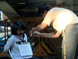 친구들 앞에서 긴 머리 싹둑…태국 10대들이 공개 이발 강행한 까닭은