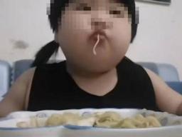 딸 강제로 <strong>음식</strong> 먹여 ‘먹방 장사’ 한 부모… “3세 여아 몸무게가 35㎏”