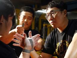 [아무튼, 주말] “애들 놀이? 우린 ‘프로’ 팔씨름꾼입니다”